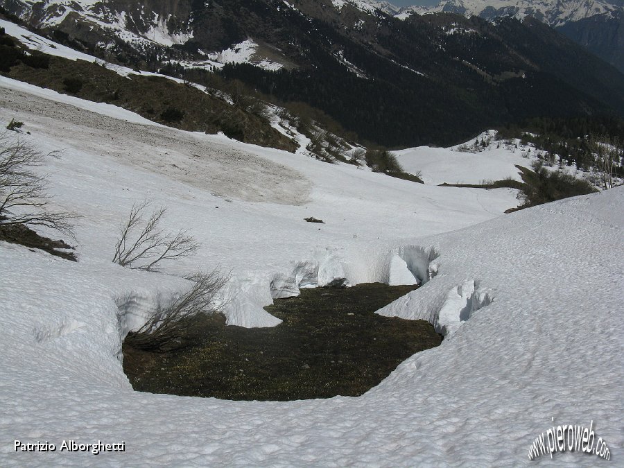 10 Strano disgelo,visto che la neve attorno supera i 2 m.di spessore.JPG